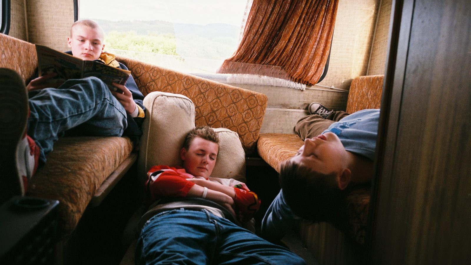 Train robbers still 6