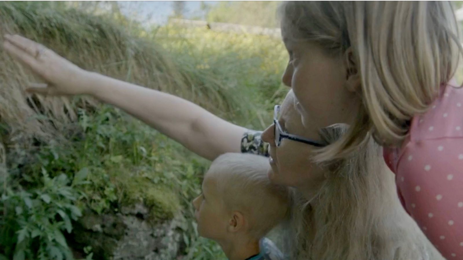 Raggateacheshergrandkidsabouttheelves