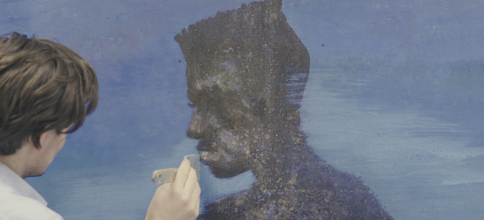 Mann_auf_Blau_FINAL_STILL_1-jpg