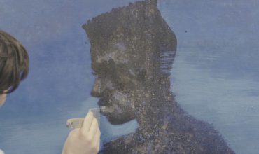 Mann_auf_Blau_FINAL_STILL_1-jpg