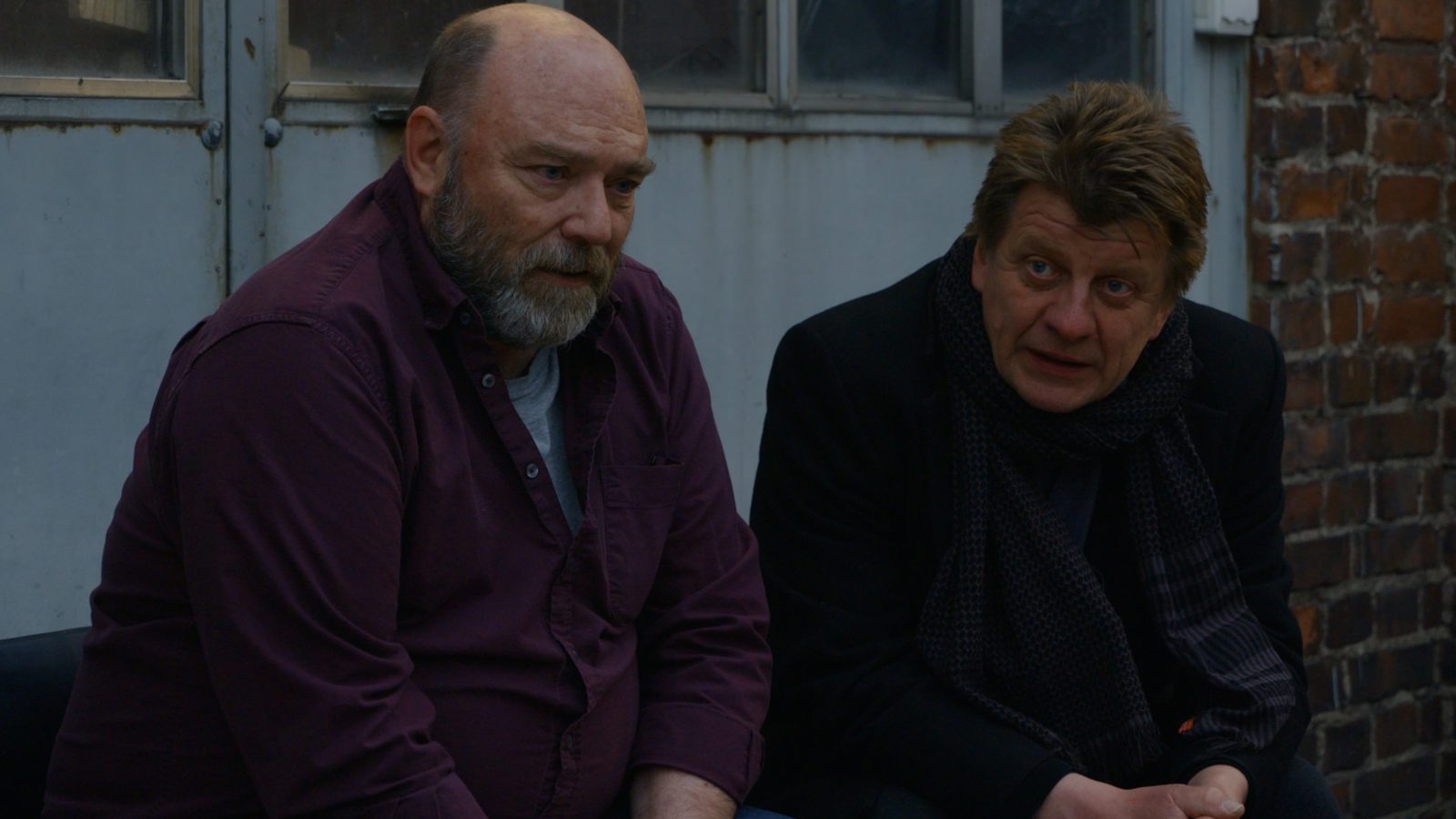 Gracious night Heikki and Juhani sitting outside (Pertti Sveholm, Timo Torikka)