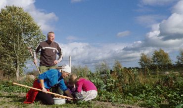 _Main still_The family in the field