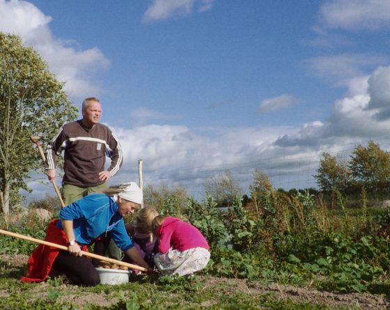 _Main still_The family in the field
