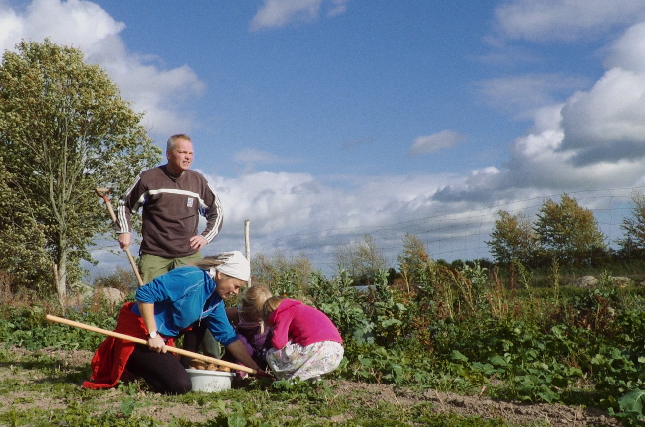 _Main still_The family in the field